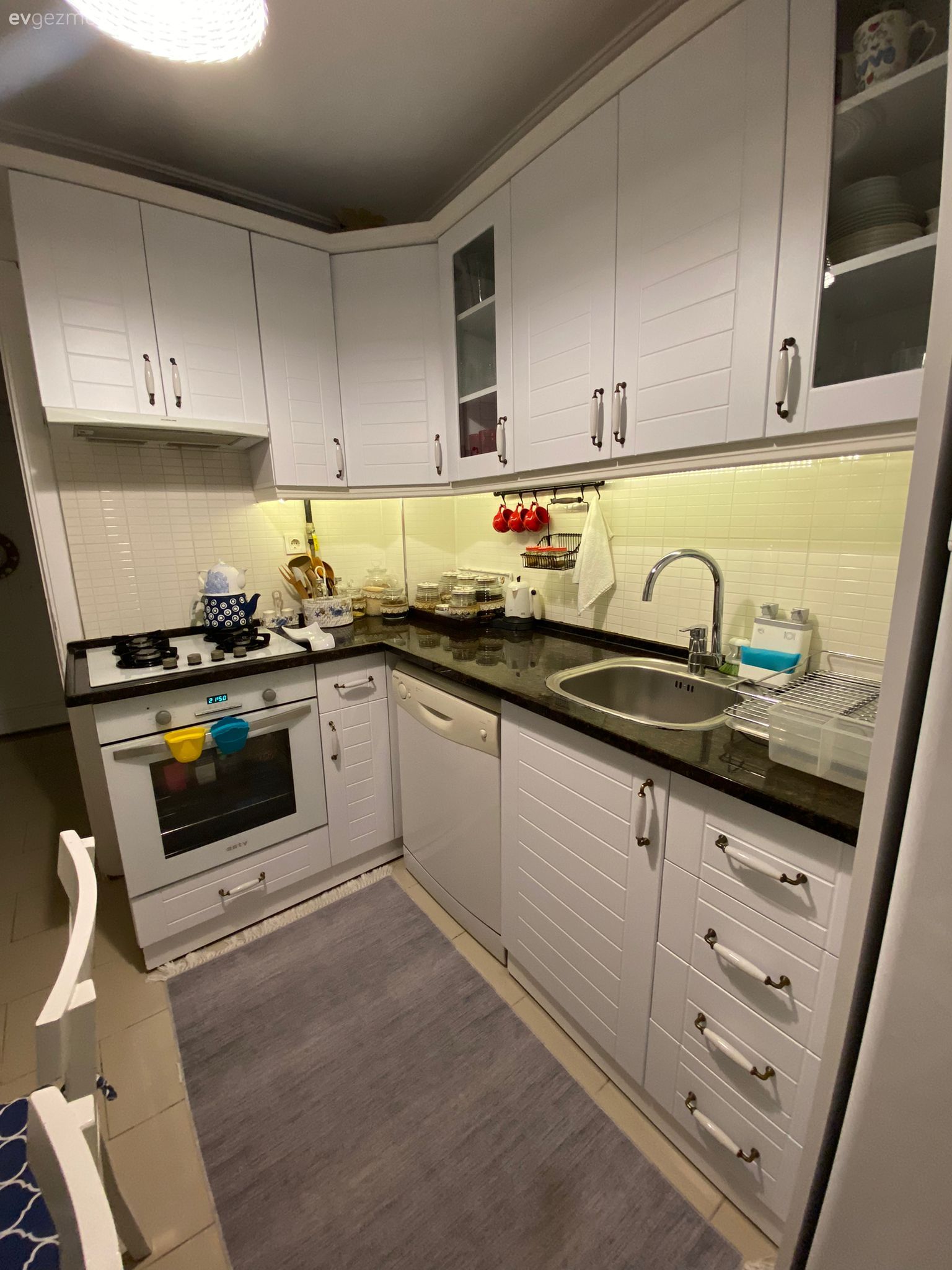 Mutfak, Beyaz, Siyah, Siyah tezgah, Mutfak tezgahı, Mutfak tezgah arası, Tezgah arası seramik, Mutfak halısı