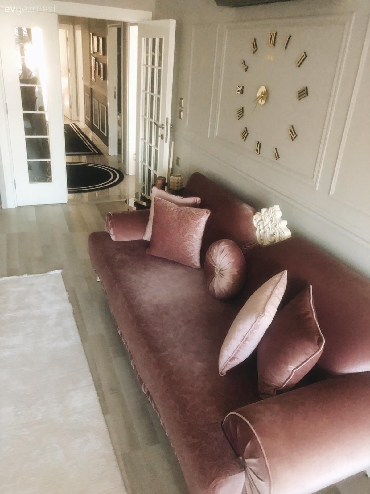 Salon, Beyaz, Pudra pembe, Halı, Salon halısı, Duvar çıtalama, Metal duvar saati, Koltuk takımı, Kırlent, Ev tekstili, Altın
