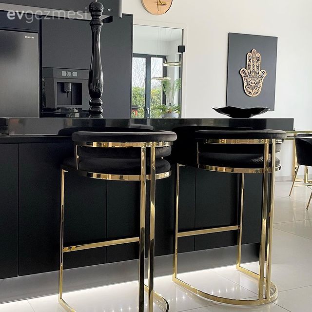 Bu Modern Evde Siyahın Gölgesi Beyaz, Beyazın Gölgesi De Siyah!