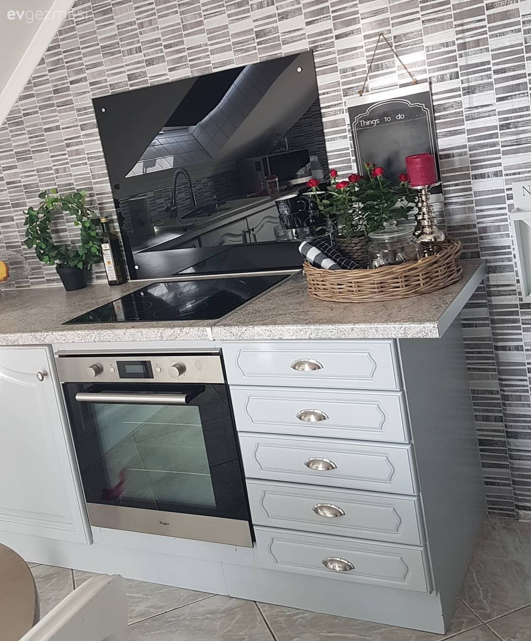 Ev Gezmesi: Dekoru ve Aksesuarlarıyla Şık Bir Çatı Katı