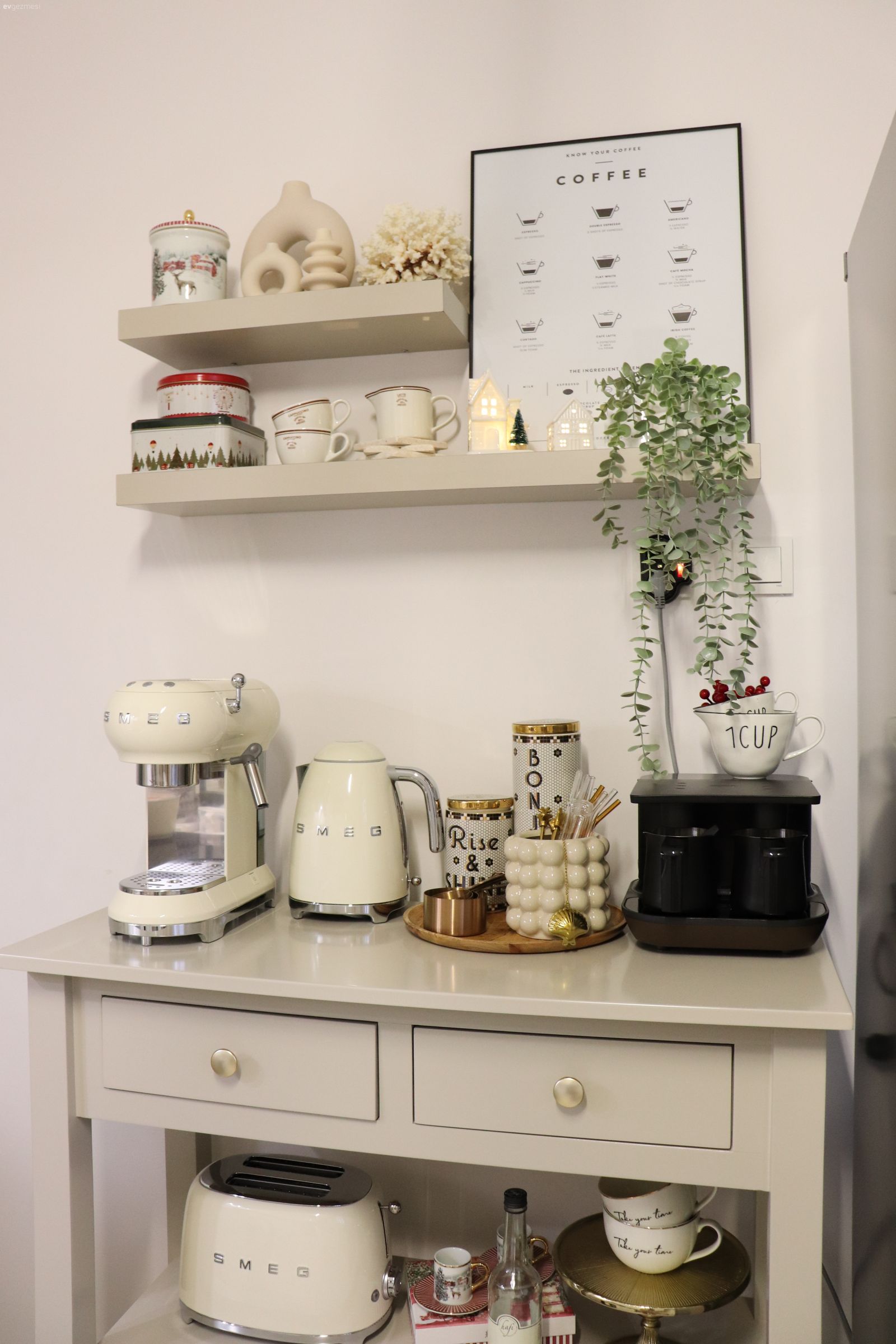 Kahve köşesi, Bej, Duvar rafı, Duvar dekorasyonu, Dekoratif Objeler