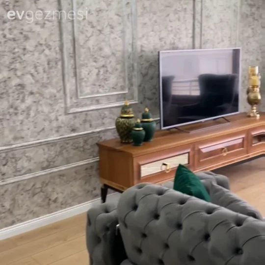 Gri duvar, Duvar çıtalama, Tv ünitesi, Tv ünitesi aksesuarları, Ev Aksesuar, Modern chesterfield, Zümrüt yeşili, Gri