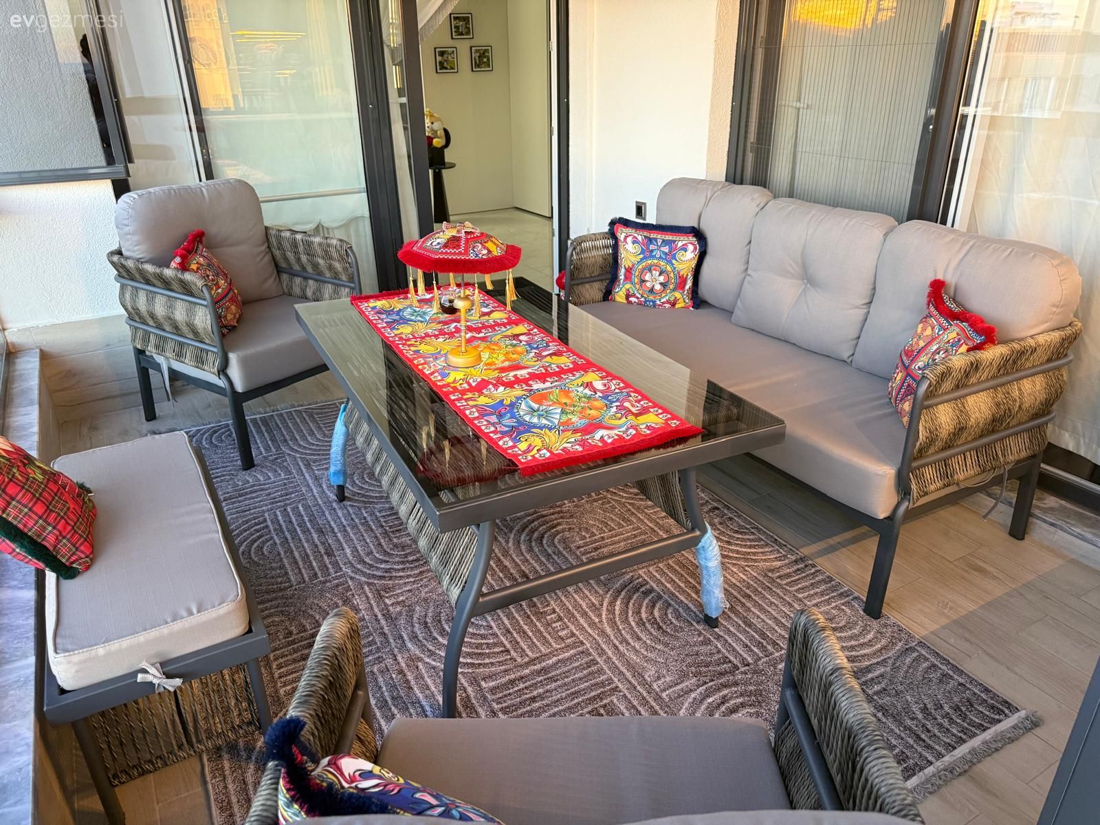 Kahve Köşesini İçine Alan Bir Diyarbakır Balkonu