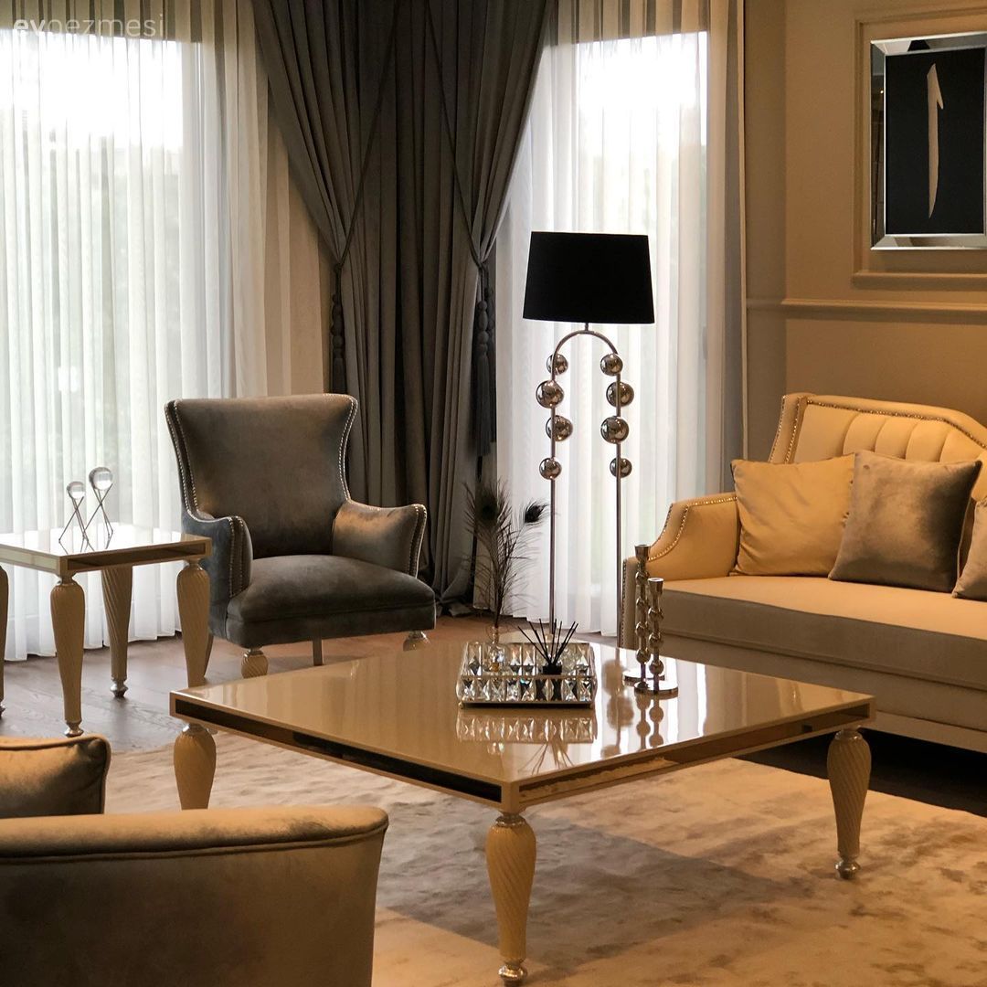 Salon, Beyaz, Gri, Siyah, Gümüş, Koltuk takımı, Berjer, Orta sehpa, Sehpa, Lambader, Aydınlatma, Kırlent, Ev tekstili, Ayna çerçeve, Aynalı aksesuar, Fon perde, Perde, Tül perde, Spot aydınlatma, Halı, Salon halısı, Yan sehpa