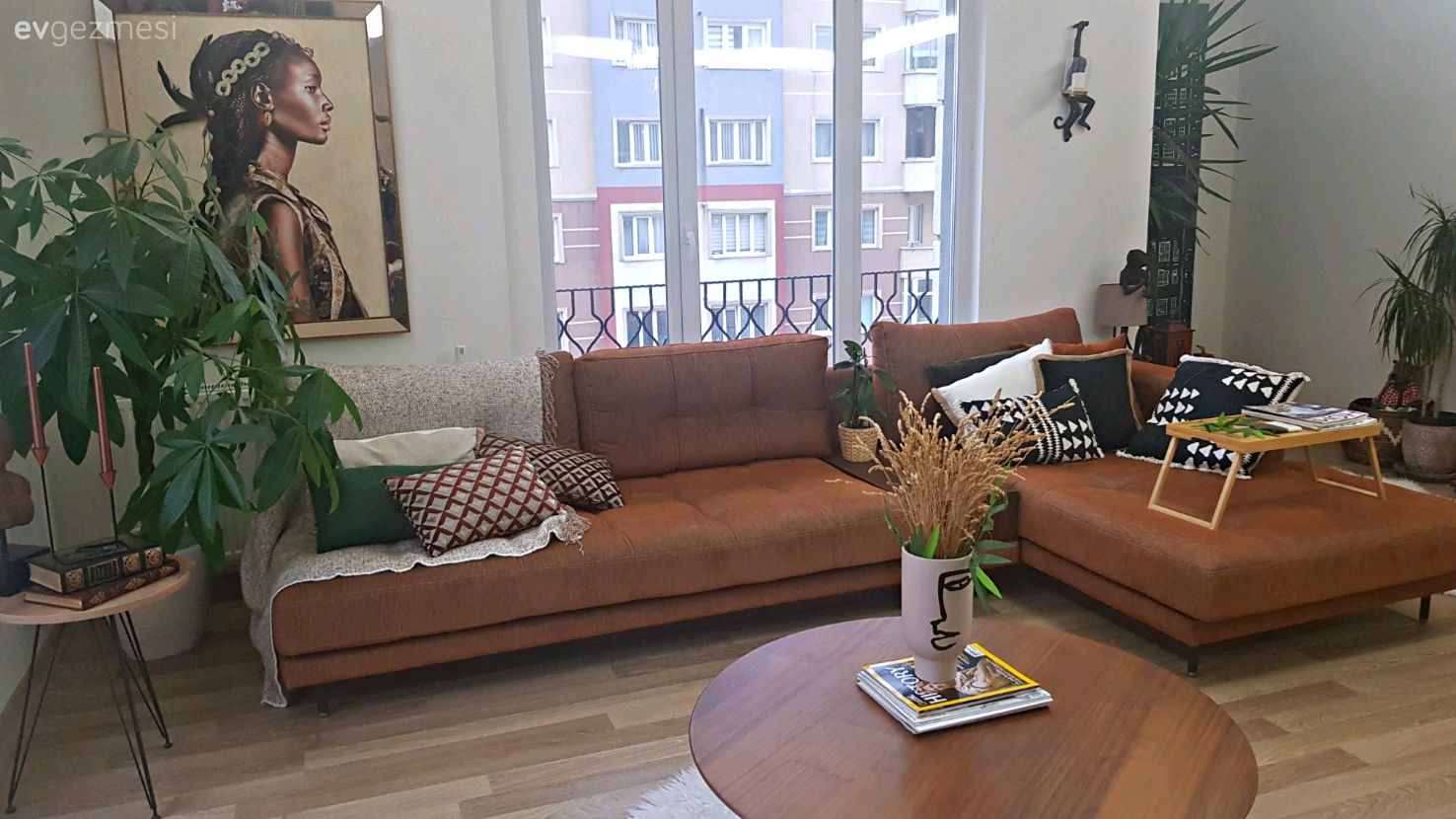 Salon, Bohem Dekorasyon, Turuncu, Beyaz, Köşe koltuk, Koltuk takımı, Ev bitkisi, Kırlent, Ev tekstili, Orta sehpa, Sehpa, Yuvarlak halı, Halı, Tablo, Duvar dekorasyonu, Dekoratif Objeler