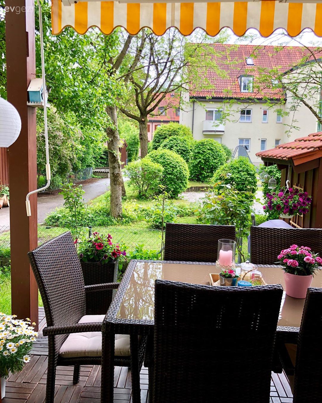 Bu Tatlı Evin Hem Bahçesinde Hem De İçinde Mevsim Hep Bahar