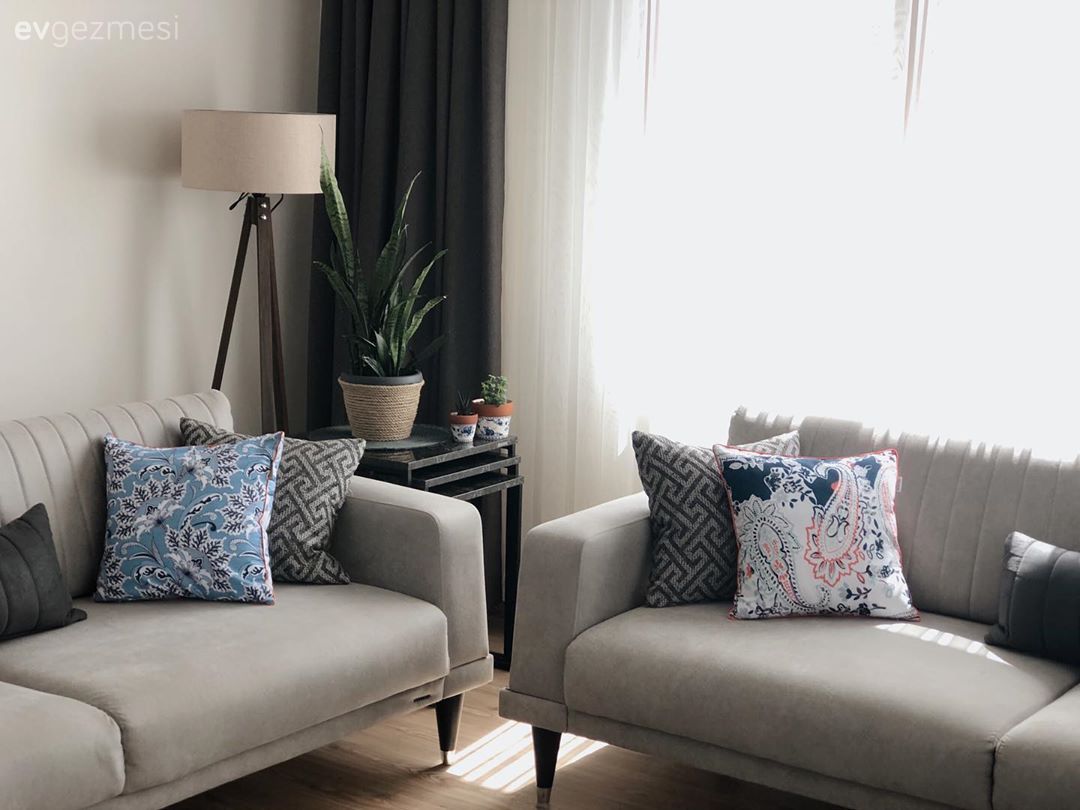 Salon, Modern, Gri, Koltuk takımı, Mavi, Kırlent, Ev tekstili, Saksı, Fon perde, Perde, Tül perde, Lambader, Aydınlatma