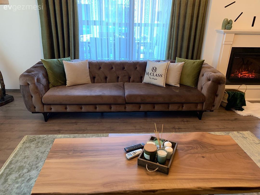 Salon, Vizon, Yeşil, Fon perde, Perde, Tül perde, Modern chesterfield, Kırlent, Ev tekstili, Şömine, Metal duvar saati, Orta sehpa, Sehpa, Halı, Salon halısı