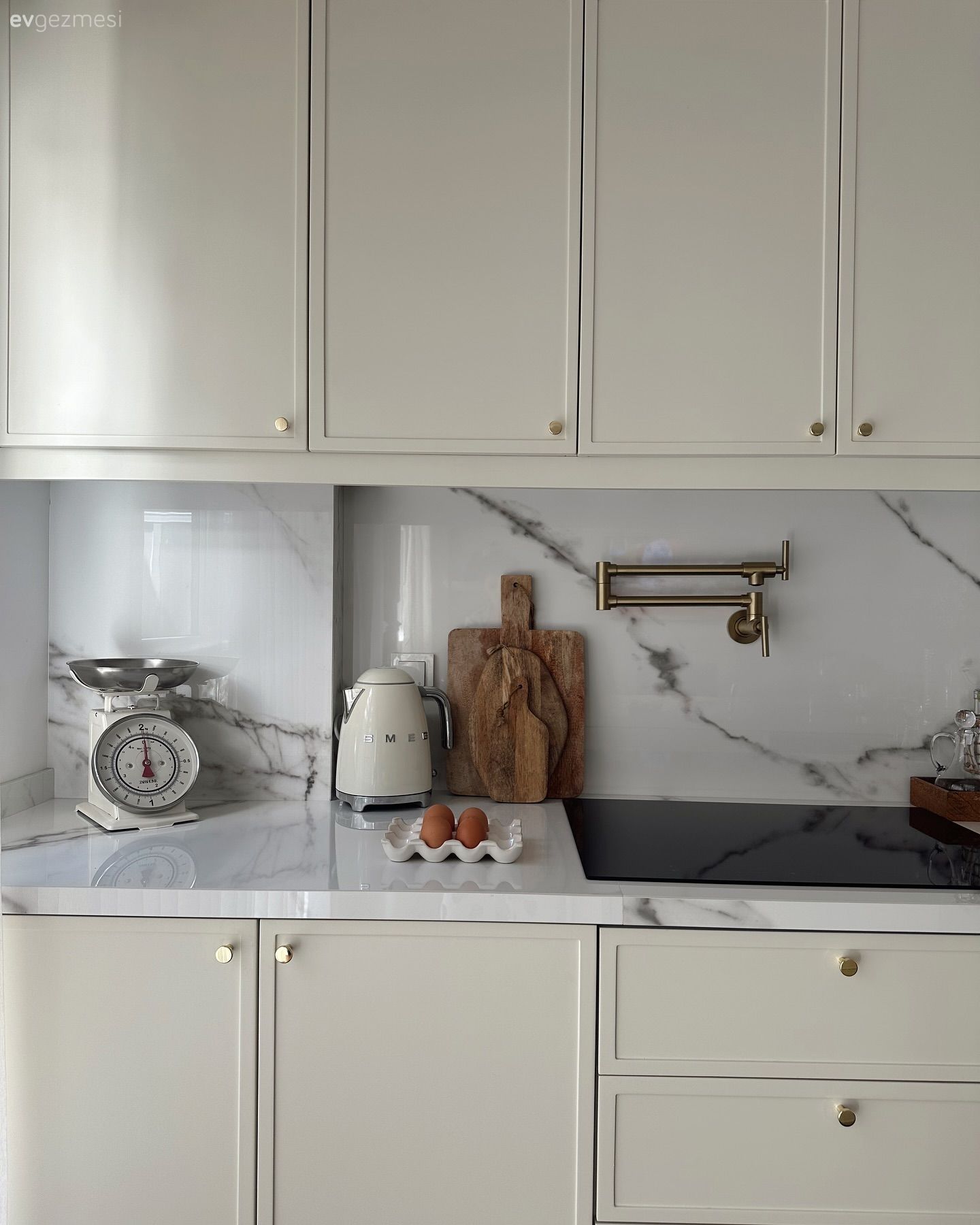 Beyaz, Krem, Bej, Mutfak tezgahı, Mutfak, Mutfak tezgah arası, Tezgah arası doğal taş, Mutfak aksesuarları, Mutfak bataryası