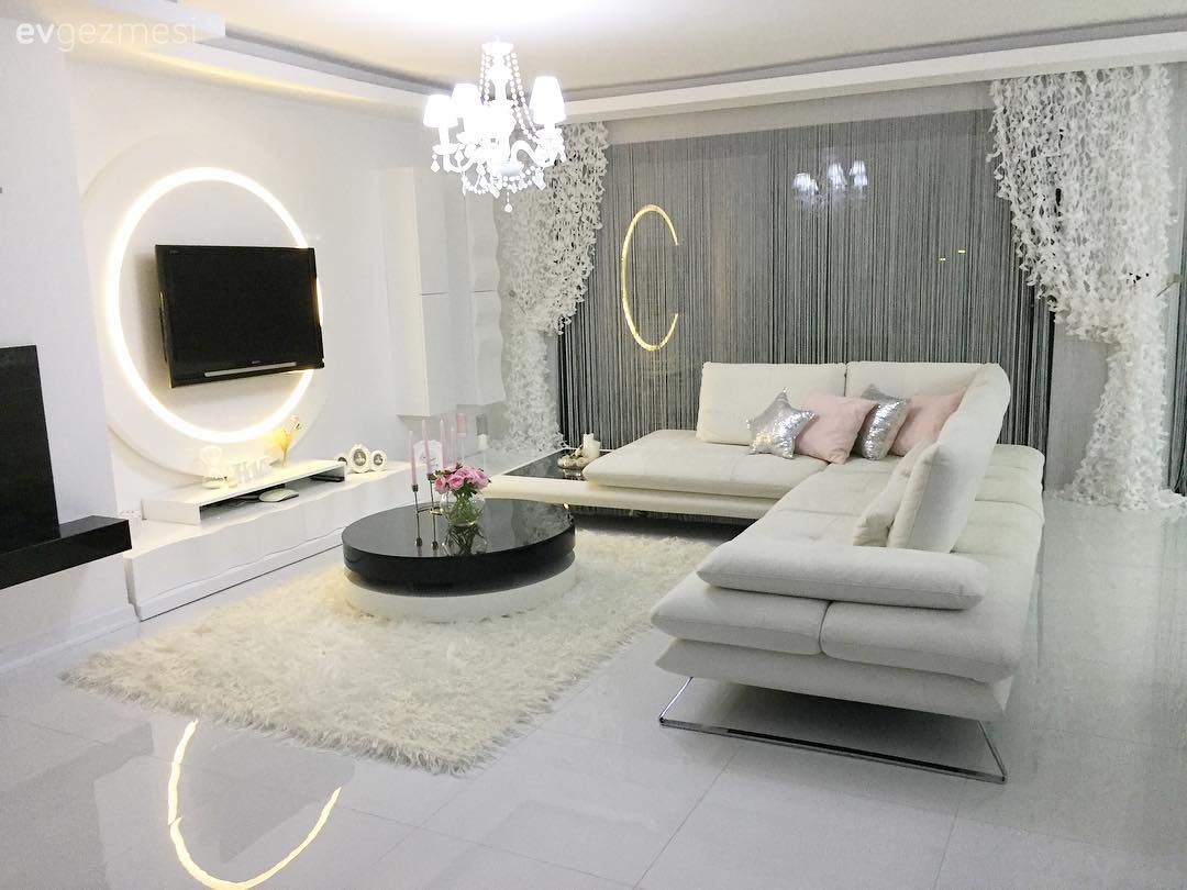 Salon, Modern, Beyaz, Pudra pembe, Bej, Köşe koltuk, Koltuk takımı, Fon perde, Perde, Tül perde, Avize, Aydınlatma, Salon avizesi, Kırlent, Ev tekstili, Orta sehpa, Sehpa, Sehpa üstü aksesuarı, Ev Aksesuar, Halı, Salon halısı, Tv ünitesi, Tv ünitesi aksesuarları, Vazo, Dekoratif Objeler, Siyah