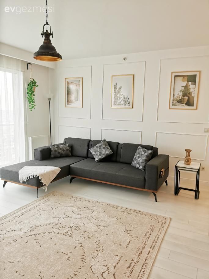 Salon, İskandinav, Gri, Beyaz, Krem, Bej, Koltuk takımı, Köşe koltuk, Duvar çıtalama, Tablo, Duvar dekorasyonu, Halı, Avize, Aydınlatma, Salon avizesi, Yan sehpa, Sehpa, Kırlent, Ev tekstili, Tül perde, Perde