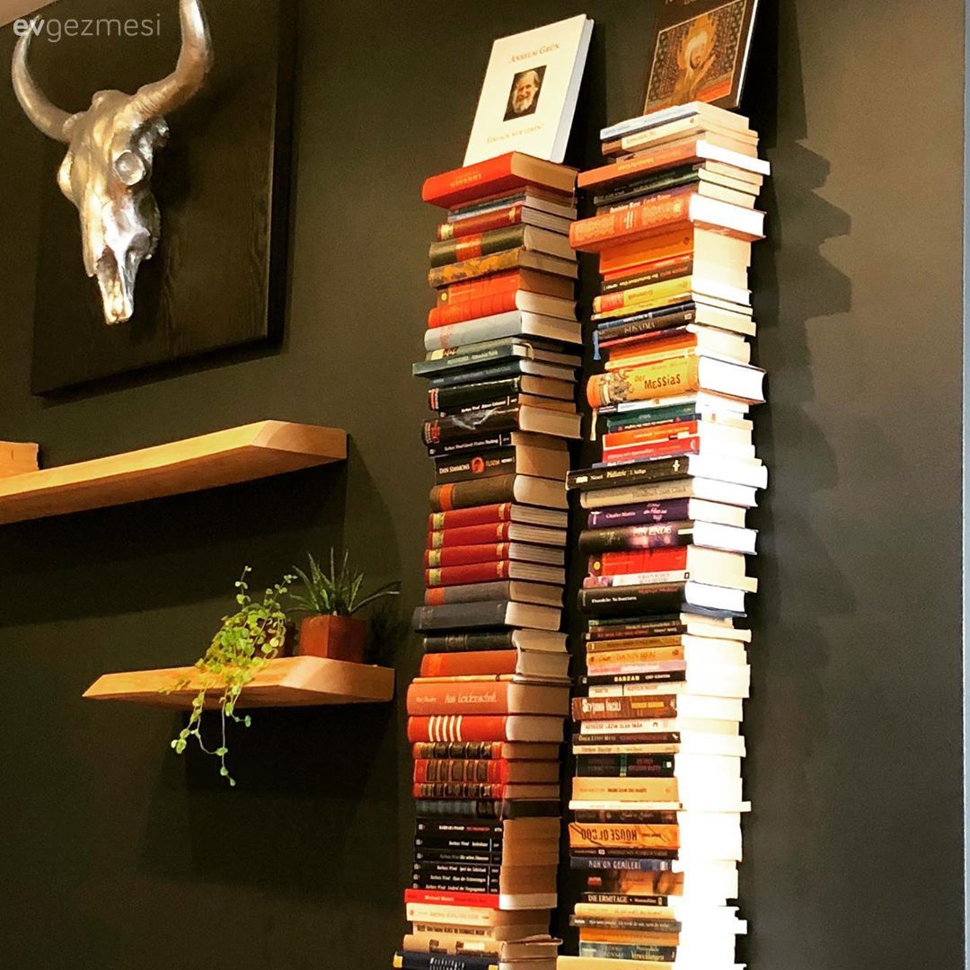 Salon, Açık konsept yaşam alanı, Modern rustik, Siyah duvar, Duvar rafı, Duvar dekorasyonu, Kitaplık, Ev bitkisi, Metal duvar aksesuarı, Ev Aksesuar