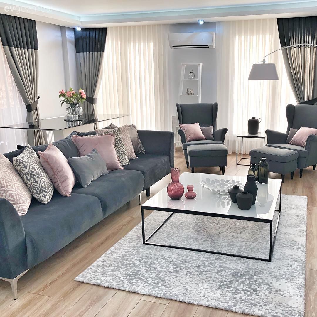 Salon, Modern, Gri, Beyaz, Siyah, Koltuk takımı, Berjer, Orta sehpa, Sehpa, Metal ayaklı sehpa, Halı, Salon halısı, Fon perde, Perde, Tül perde, Lambader, Aydınlatma, Kırlent, Ev tekstili, Yan sehpa, Ev Aksesuar, Pembe, Vazo, Dubleks evler