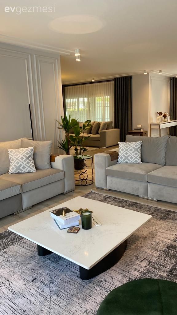 Salon, Modern, Gri duvar, Duvar çıtalama, Beyaz, Gri, Koltuk takımı, Kırlent, Ev tekstili, Orta sehpa, Sehpa, Siyah, Halı, Salon halısı, Berjer, Yeşil, Ev bitkisi