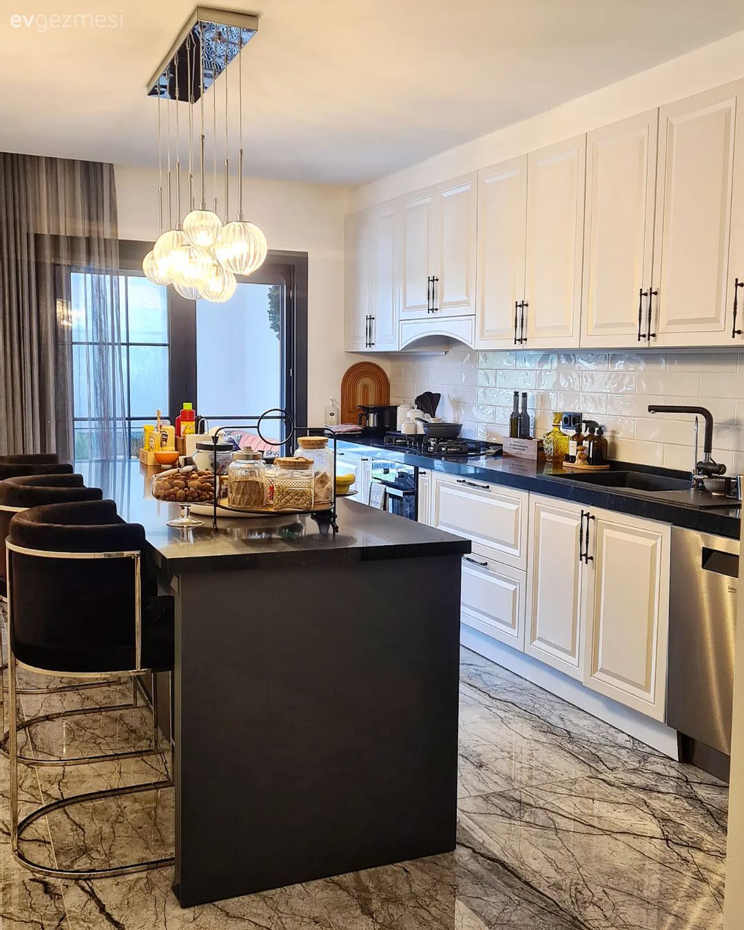 Mutfak, Beyaz, Siyah, Ada mutfak, Sandalye, Mutfak masası, Mutfak tezgahı, Mutfak tezgah arası, Tezgah arası seramik, Shaker kapaklı dolaplar, Mutfak perdesi, Mutfak Avize Modelleri, Mutfak zemin seramikleri, Siyah tezgah