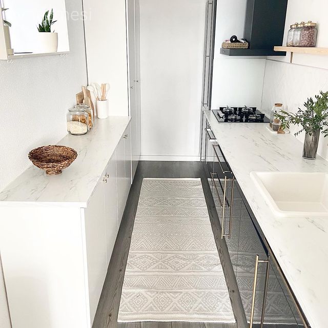Mutfak, Koridor tipi mutfak, Beyaz, Siyah, Mutfak tezgahı, Mutfak tezgah arası, Tezgah arası seramik, Mutfak rafı, Ekstra mutfak dolabı, Mutfak halısı