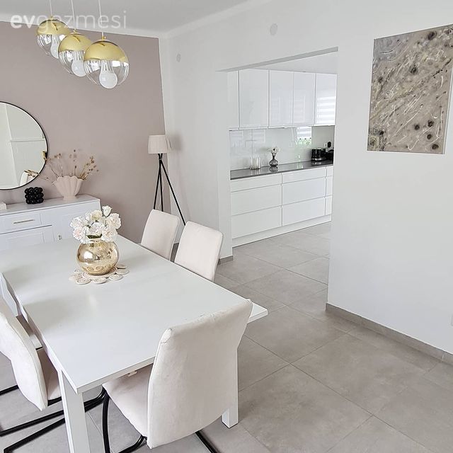 Yemek Odası, Modern, Beyaz, Krem duvar, Bej, Konsol, Konsol üzeri dekoratif objeleri, Avize, Aydınlatma, Sandalye, Yemek masası, Yuvarlak ayna, Dekoratif ayna, Dekoratif Objeler, Lambader, Zemin seramikleri