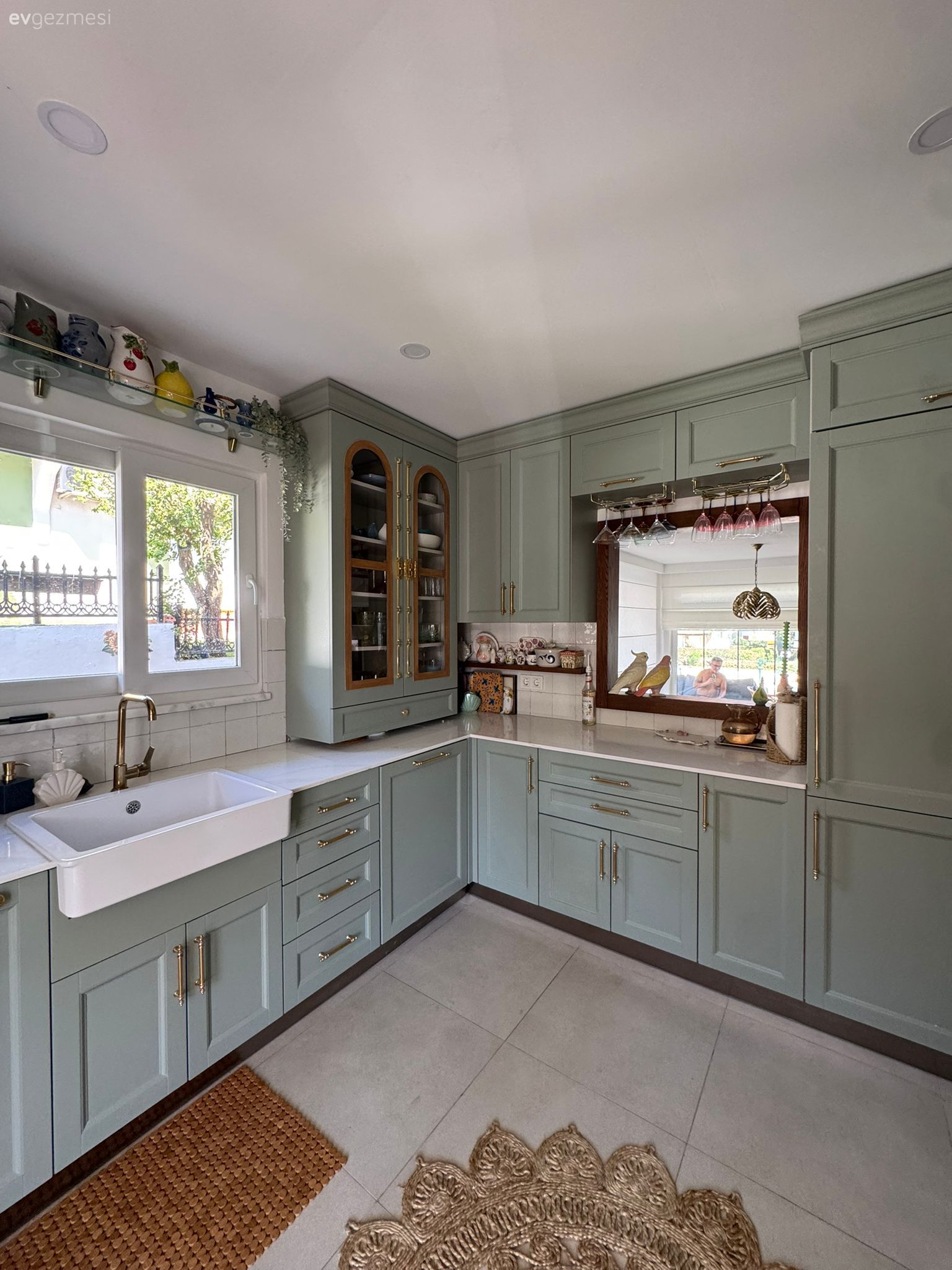 Mutfak, Rustik, Eklektik, Mavi, Mint yeşil, Kahverengi, Beyaz, Mutfak tezgahı, Mutfak tezgah arası, Tezgah arası seramik, Pencere önü eviye, Eviye , Mobilya kulp ve ayakları, Jüt halı, Halı, Mutfak bataryası, L-tipi mutfak, Cam kapaklı dolap, Mutfak aksesuarları