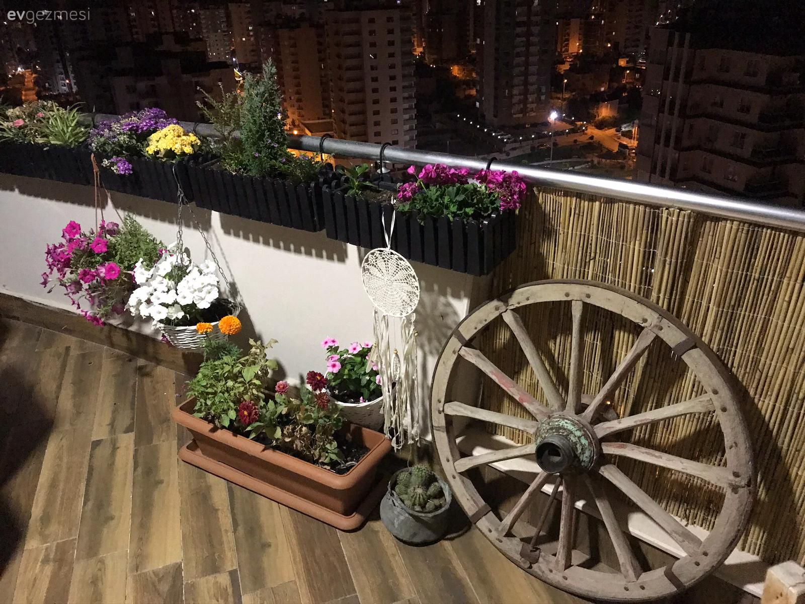 Balkon, Ahşap Mobilya, Beyaz, Pembe, Saksı, Balkon çiçekleri, Balkon zemini