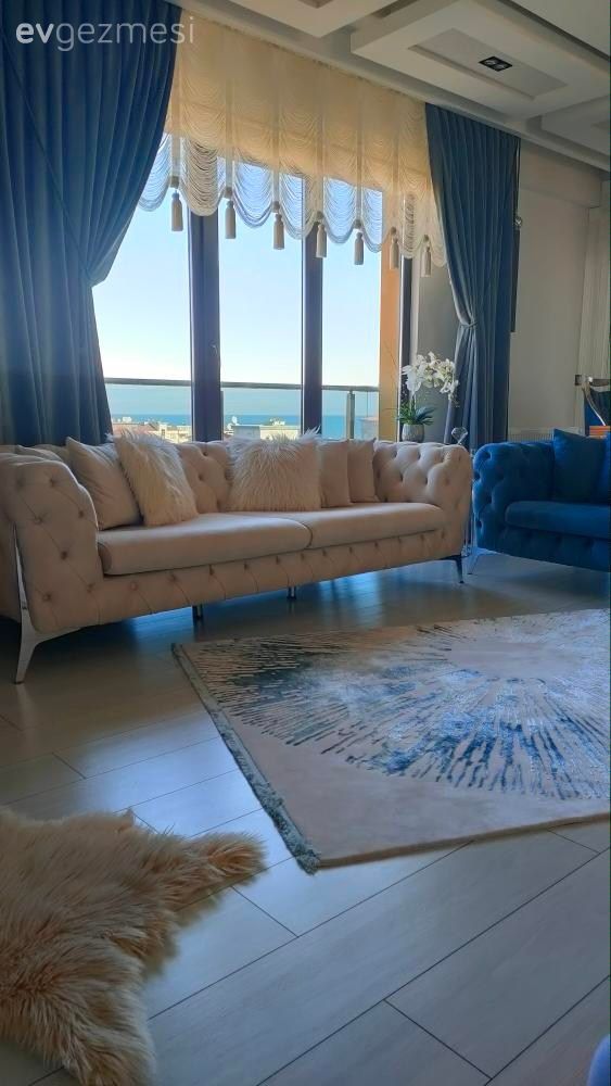 Salon, Fon perde, Perde, Beyaz, Kruvaze perde, Altın, Modern chesterfield, Beyaz koltuk, Kırlent, Ev tekstili, Halı, Salon halısı