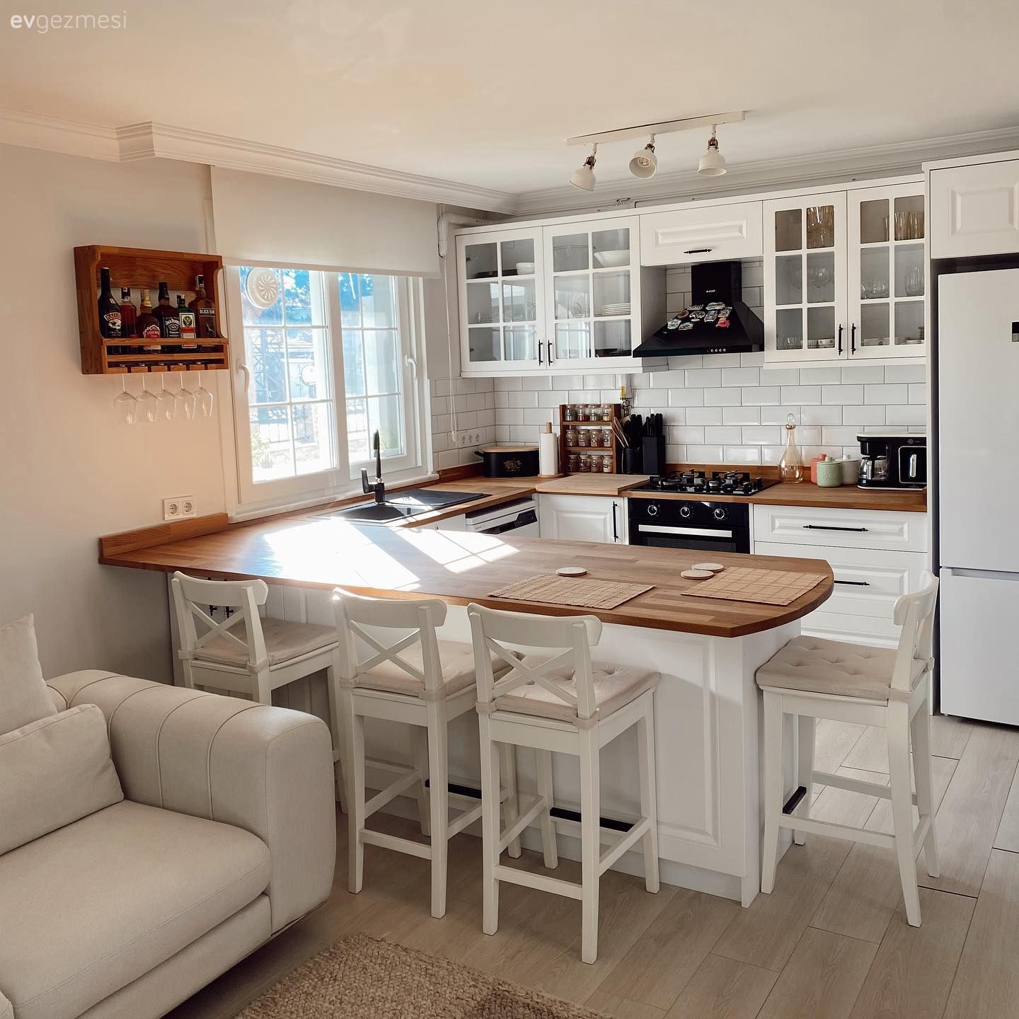 Bu Bahçeli Evde Ahşabın Sıcaklığı, Beyazın da Ferahlığı Her Şeye Yetmiş!