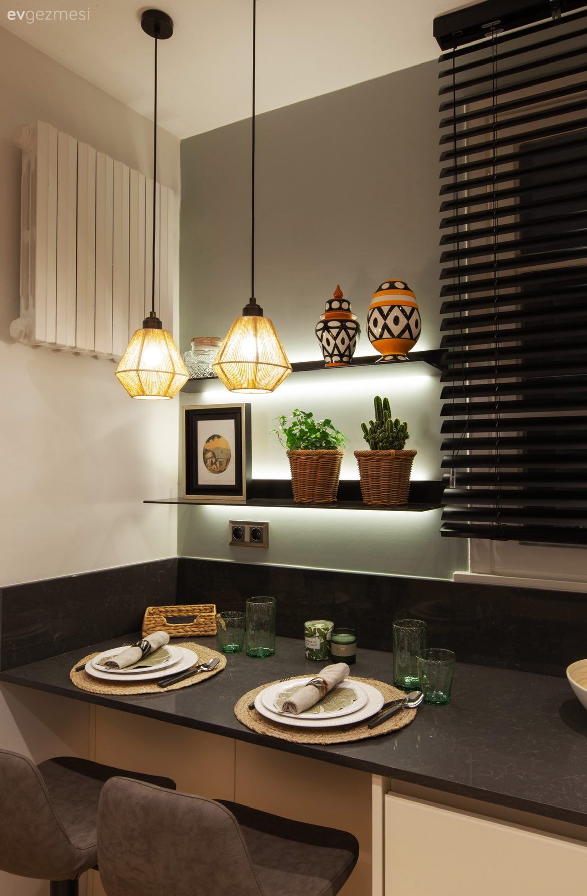 Siyah tezgah, Mutfak tezgahı, Mutfak rafı, Mutfak, Sandalye, Sarkıt, Aydınlatma, Kulpsuz mutfak dolabı, Mutfak aksesuarları