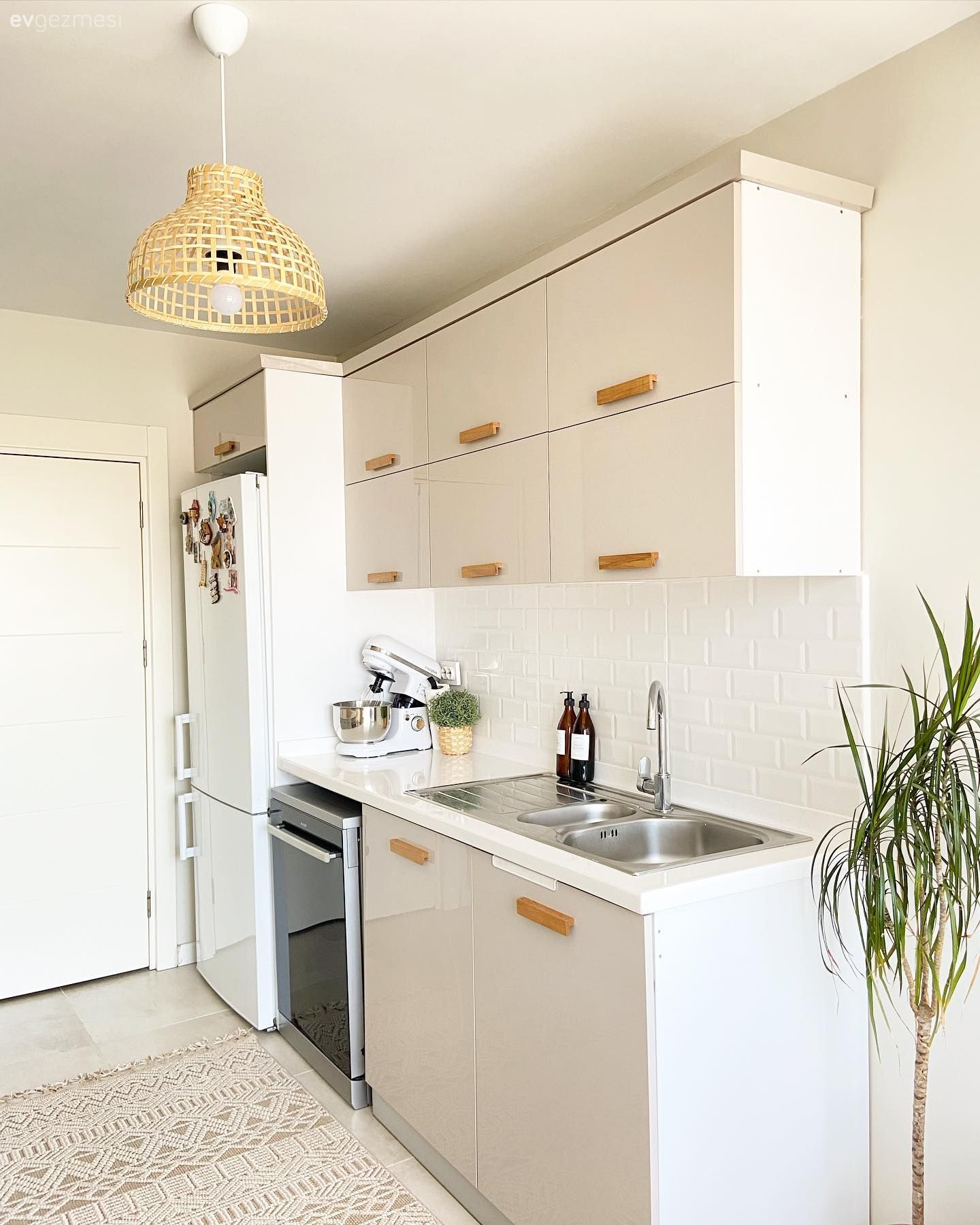 Mutfak halısı, Mutfak, İskandinav, Beyaz, Siyah, Mutfak tezgahı, Mutfak tezgah arası, Tezgah arası seramik, Mutfak Avize Modelleri, Ankastre, Ev bitkisi