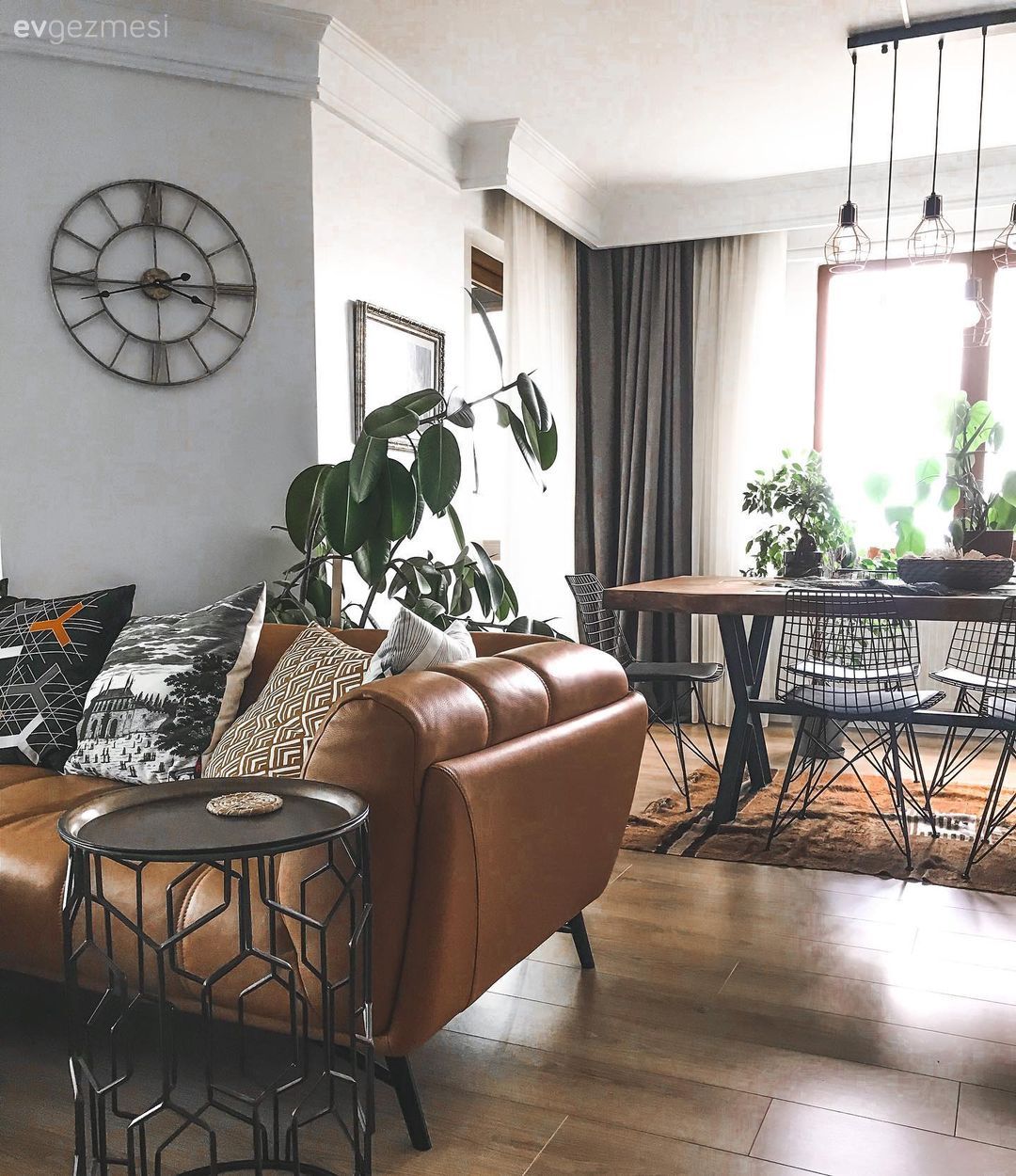 Modern rustik, Hardal, Antrasit  , Koltuk takımı, Kırlent, Ev tekstili, Yan sehpa, Sehpa, Halı, Salon halısı, Ahşap masa, Metal sandalye, Sandalye, Fon perde, Perde, Tül perde, Rustik Aydınlatma, Yanık turuncu, Ev bitkisi