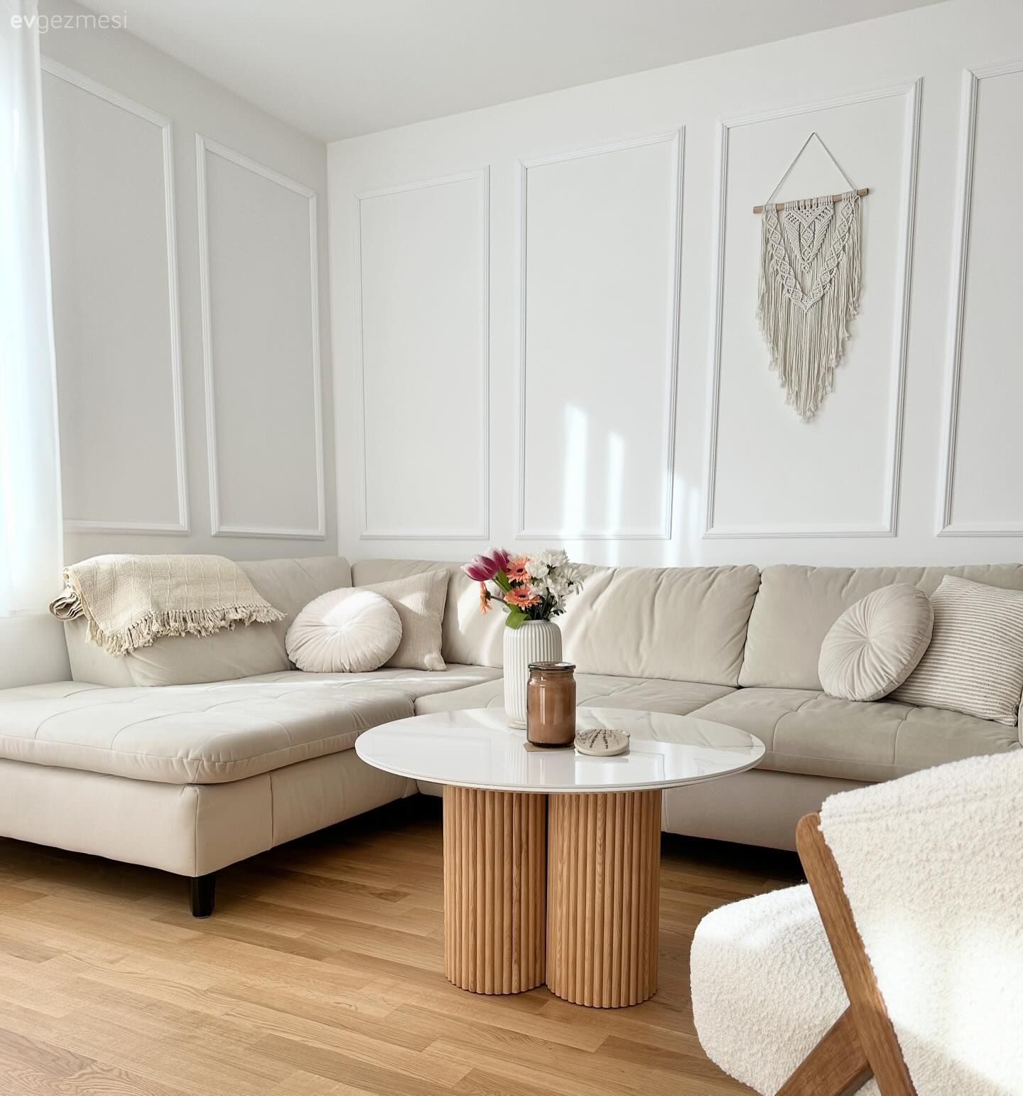 Salon, İskandinav, Beyaz, Bej, Krem, Duvar çıtalama, Makrome, Orta sehpa, Sehpa, Dekoratif Objeler