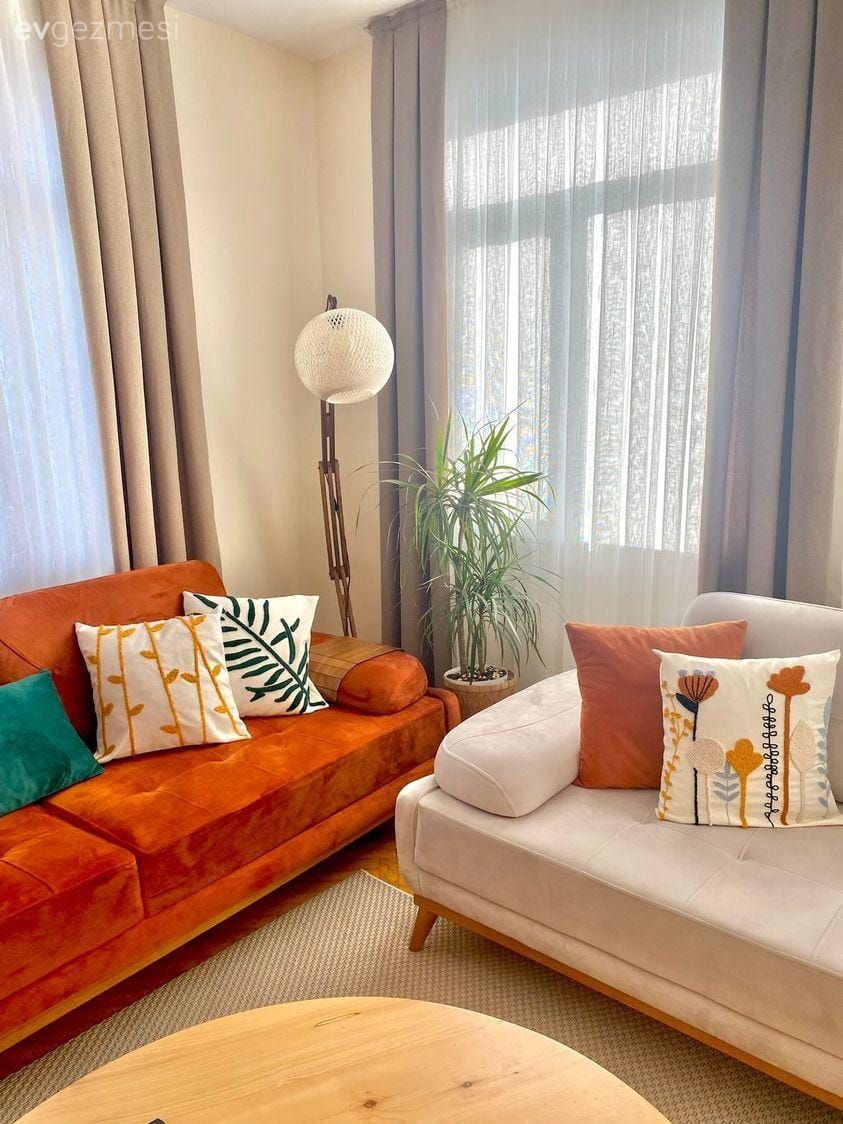 Fon perde, Perde, Tül perde, Koltuk takımı, Turuncu, Krem, Bej, Kırlent, Ev tekstili, Orta sehpa, Sehpa, Ahşap Mobilya, Lambader, Aydınlatma, Ev bitkisi