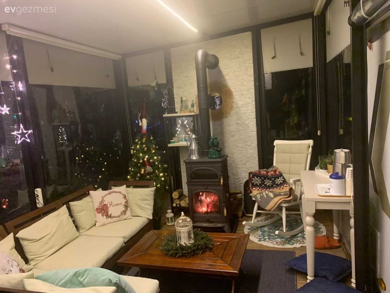 Karavan Parkının İçinde Bir Küçük Kulübe: Gezgin Ailenin Kış Bahçesi