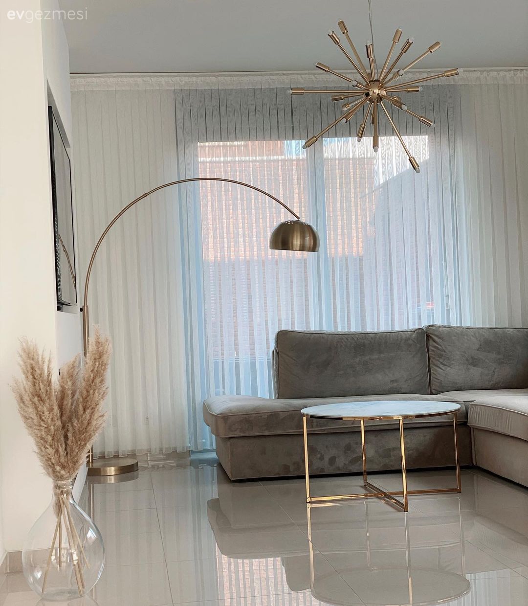 Salon, Modern, Gri, Bej, Beyaz, Altın, Köşe koltuk, Koltuk takımı, Lambader, Aydınlatma, Avize, Tül perde, Perde