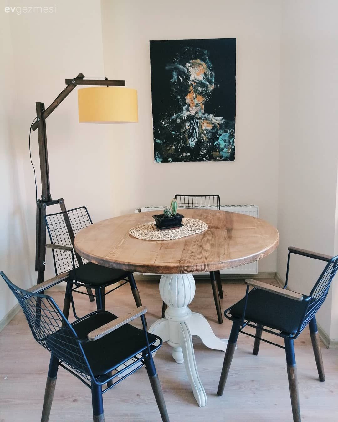 Yemek Odası, Beyaz, Siyah, Tablo, Duvar dekorasyonu, Lambader, Aydınlatma, Metal sandalye, Sandalye, Yemek masası