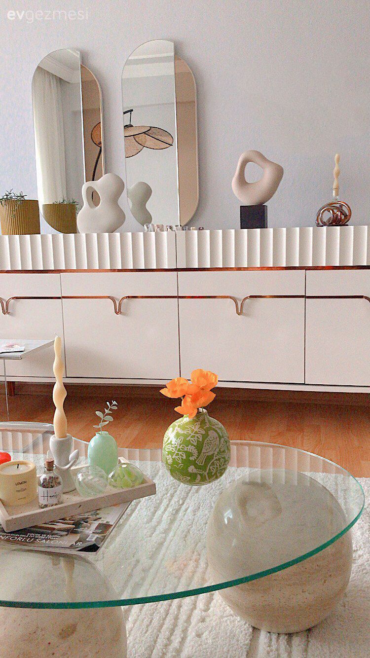 Salon, Beyaz, Krem, Bej, Konsol, Konsol üzeri dekoratif objeleri, Cam orta sehpa, Orta sehpa, Dekoratif Objeler, Ayna, Halı, Salon halısı