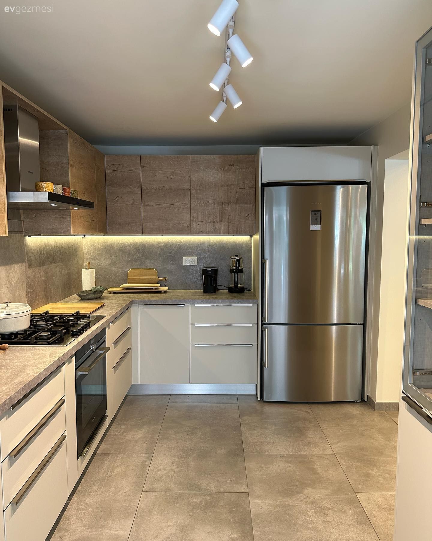 Mutfak, Beyaz, Ahşap mutfak, Modern mutfak, Mutfak tezgahı, Mutfak tezgah arası, Tezgah arası doğal taş, Kulpsuz mutfak dolabı, Davlumbaz, Ankastre, Mutfak zemin seramikleri, Spot aydınlatma, Aydınlatma, Mutfak aksesuarları, Led aydınlatma