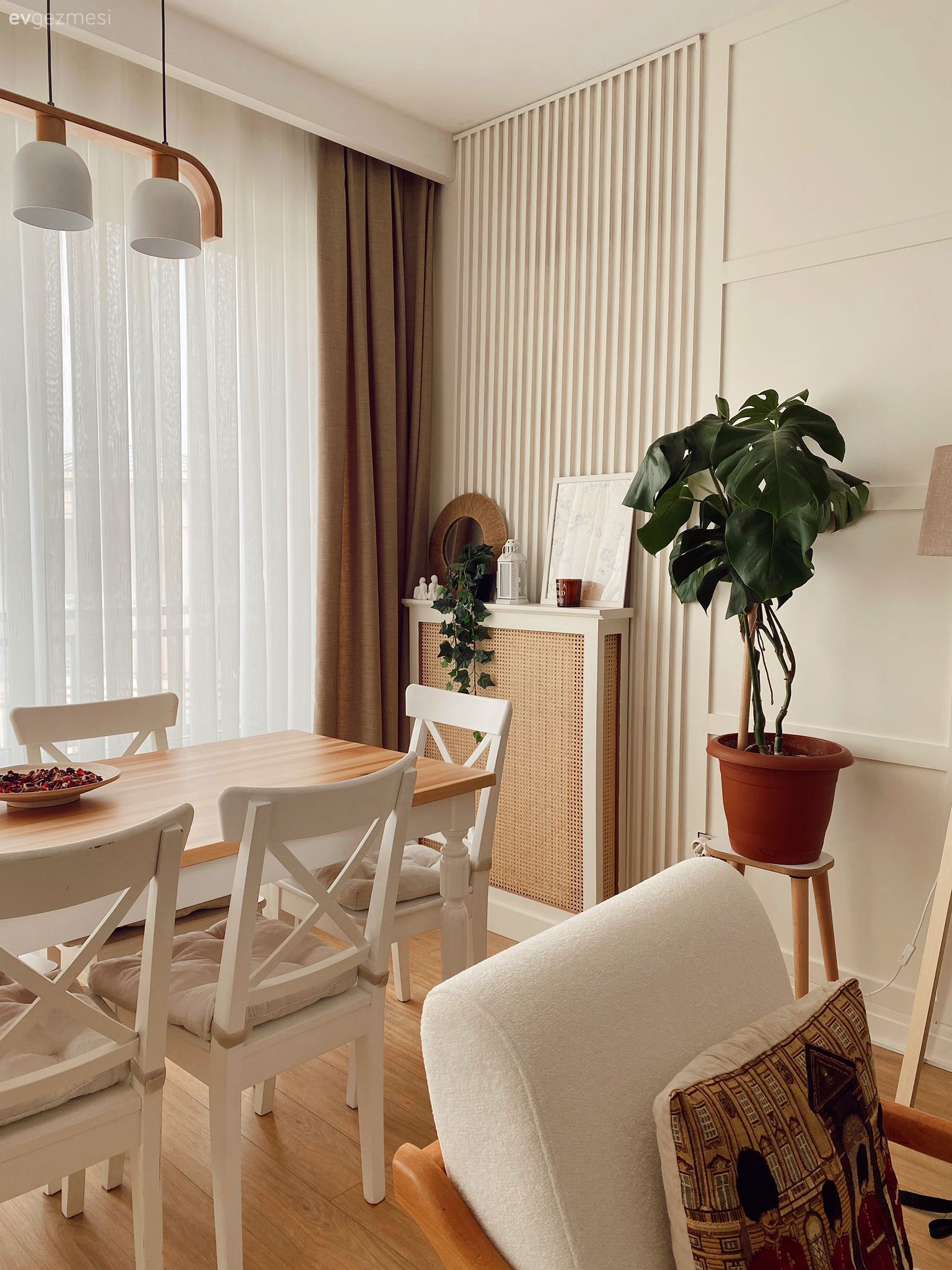 Yemek Odası, İskandinav, Beyaz, Ahşap Mobilya, Duvar çıtalama, Bej, Berjer, Krem, Koltuk takımı, Parke, Kırlent, Ev tekstili, Hardal, Sarı, Hazeran, Ev bitkisi, Yemek odası avizesi