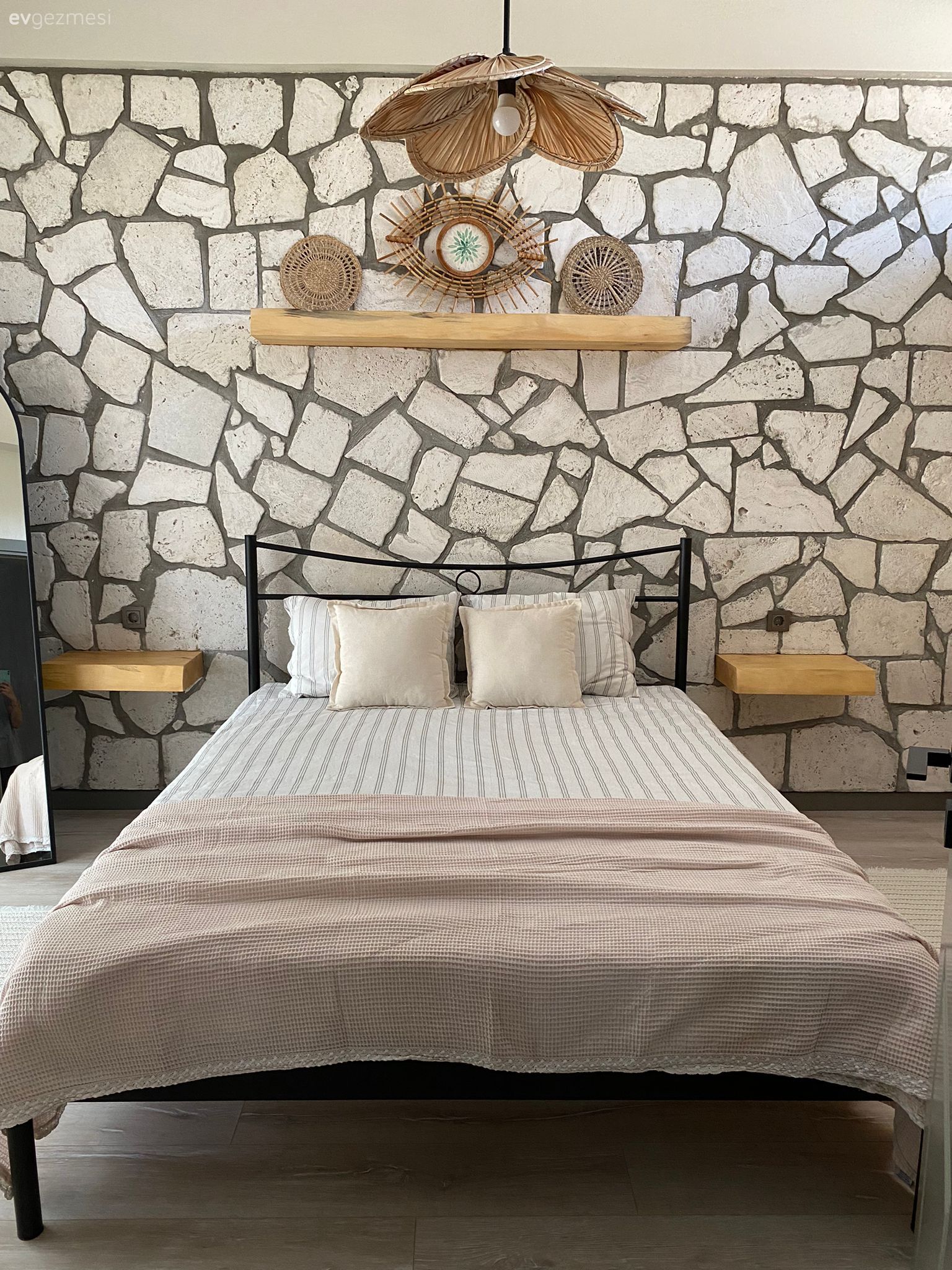 Muğla'daki 100 M2'lik Bu Köy Evinin İçi Beton Dışı Taş!