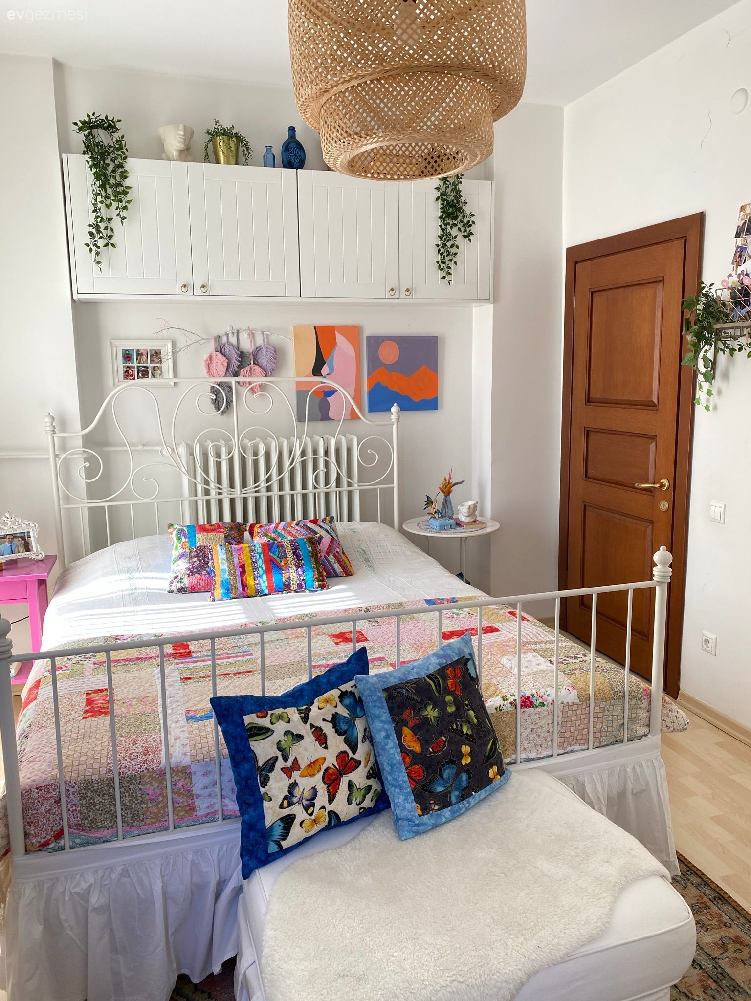 Yatak Odası, Beyaz, Pembe, Mavi, Yatak başlığı, Puf, Bank, Desenler, Özel yapım dolaplar, Dolap, Hasır avize, Bohem Dekorasyon, Ev bitkisi, Country