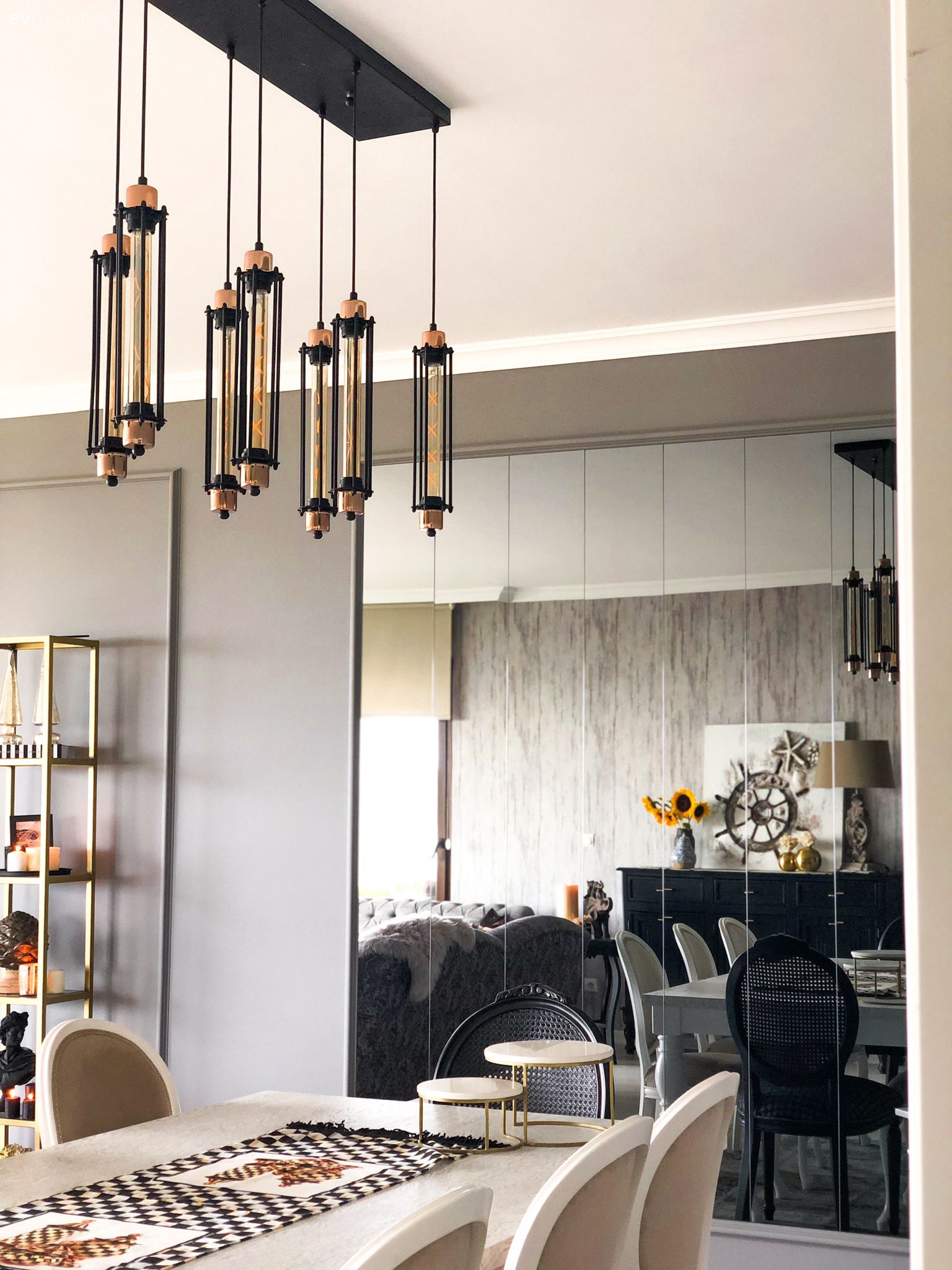 Yemek Odası, Siyah, Beyaz, Sandalye, Yemek masası, Duvar çıtalama, Avize, Aydınlatma, Salon avizesi, Duvar ayna kaplama, Ayna, Halı, Salon halısı