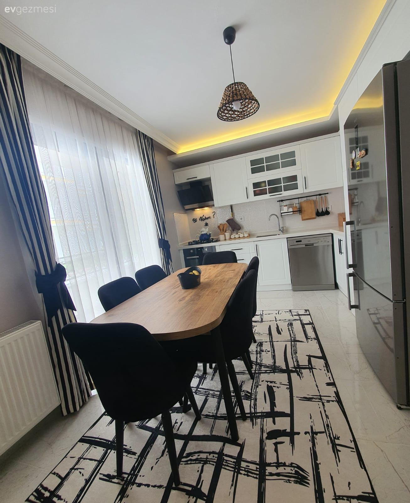 Mutfak, Beyaz mutfak, Siyah, Beyaz, Mutfak tezgahı, Mutfak tezgah arası, Tezgah arası seramik, Sandalye, Mutfak masası, Mutfak halısı, Tül perde, Perde, Fon perde, Mutfak Avize Modelleri, Led aydınlatma, Aydınlatma