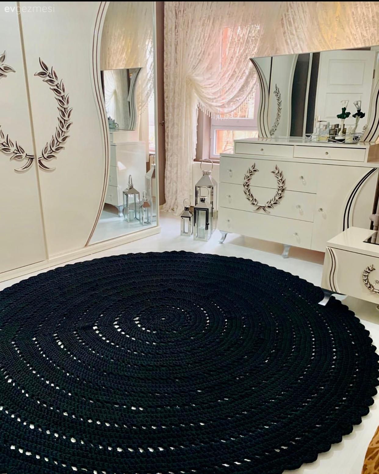 Gardrop, Yatak Odası, Beyaz, Siyah, Makyaj masası, Makyaj aynası, Yuvarlak halı, Halı, Tül perde, Perde, Komodin, Fener, Ev Aksesuar
