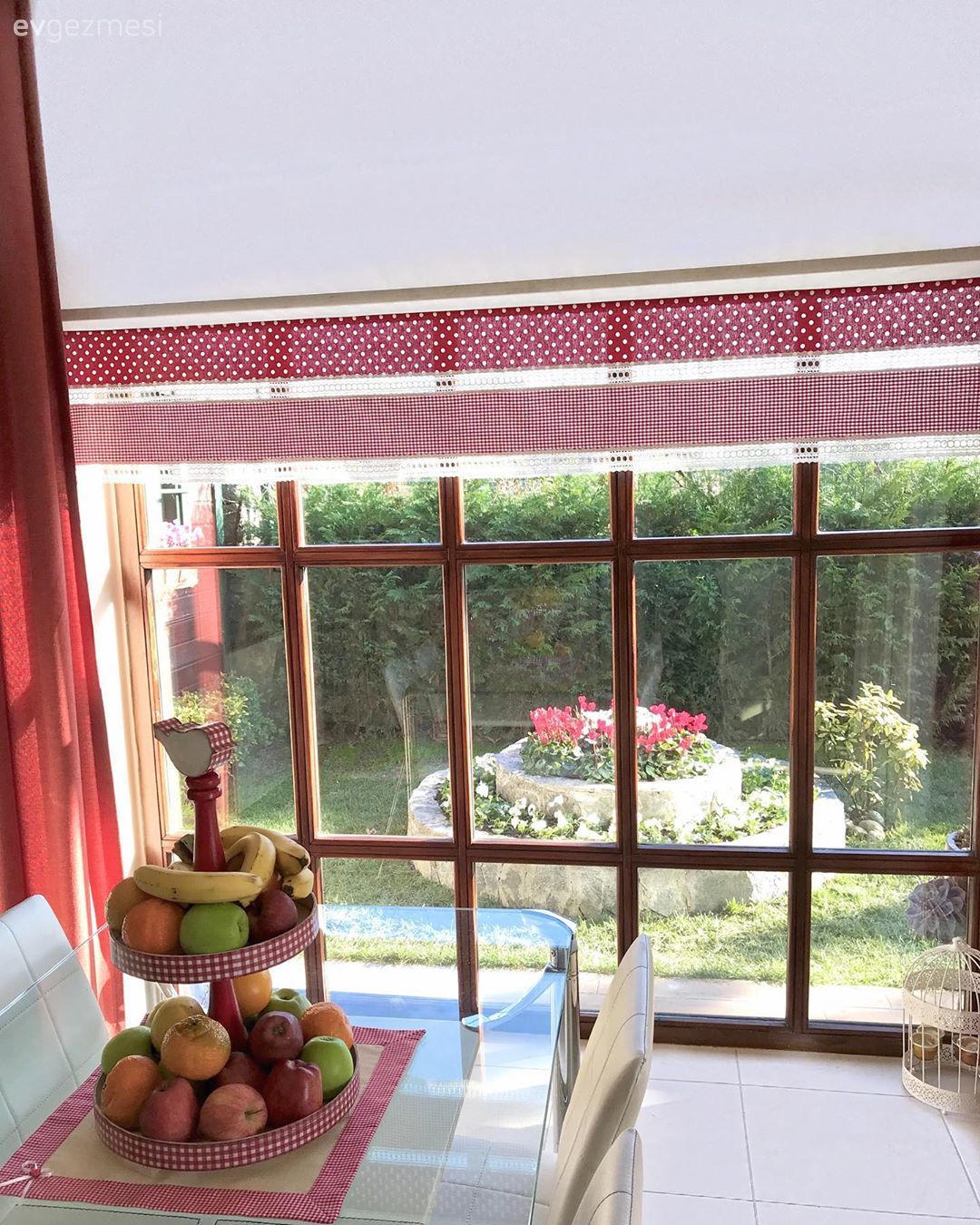 Mutfak, Rustik mutfak, Beyaz, Kahverengi, Kırmızı, Mutfak aksesuarları, Mutfak masası, Sandalye, Mutfak perdesi, Çiçeklik, Çiçekler