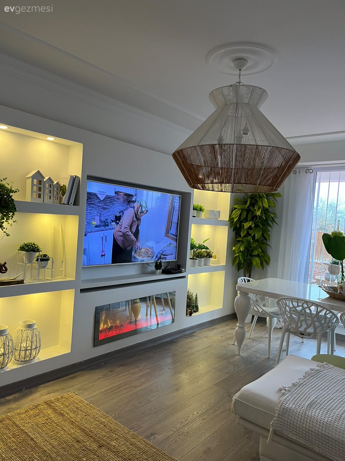 Beyaz ve Ahşabın Ortak Olduğu Bu Mutfağın Yıldızı Kırmızı!