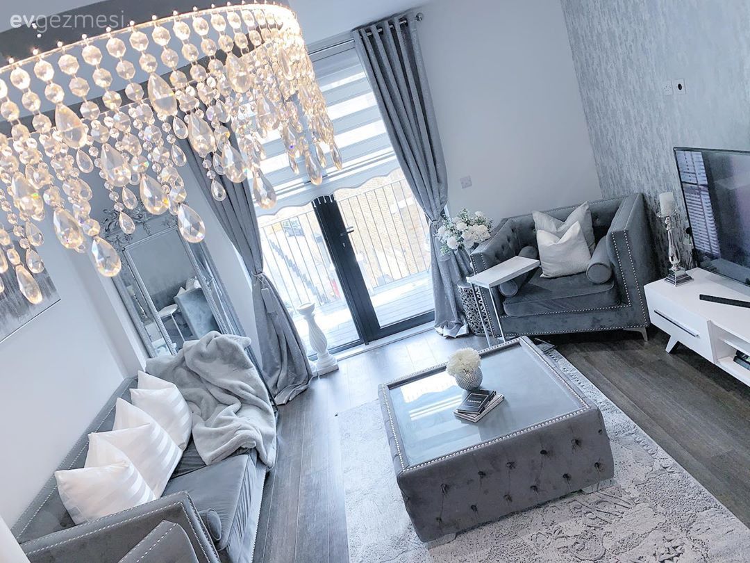 Salon, Beyaz, Gri, Art deko, Koltuk takımı, Berjer, Kırlent, Ev tekstili, Kapitone puf, Orta sehpa, Sehpa, Fon perde, Perde, Zebra Perde, Halı, Salon halısı, Duvar dekorasyonu, Tv ünitesi, Tv ünitesi aksesuarları, Ev Aksesuar, Avize, Aydınlatma, Salon avizesi