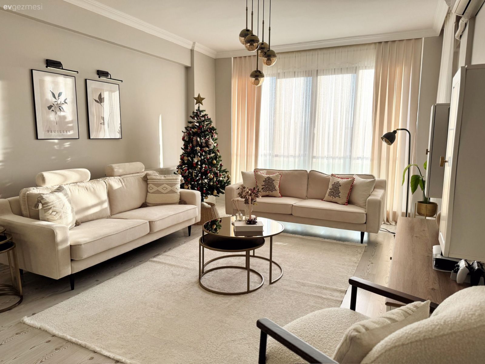 Salon, Modern, İskandinav, Krem, Bej, Beyaz, Koltuk takımı, Fon perde, Perde, Tül perde, Halı, Salon halısı, Orta sehpa, Sehpa, Kırlent, Ev tekstili, Avize, Aydınlatma, Salon avizesi, Dekoratif Objeler, Ev bitkisi, Yılbaşı dekorasyonu, Kırmızı, Lambader, Yan sehpa