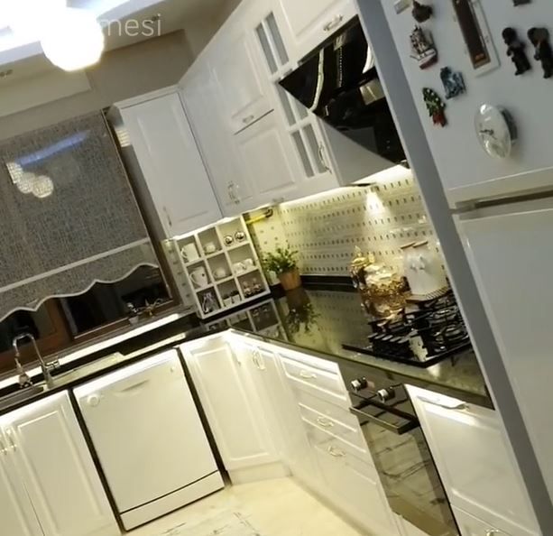 Mutfak, Beyaz mutfak, Siyah, Mutfak tezgahı, Siyah tezgah, Mutfak tezgah arası, Mutfak perdesi, Stor perde, Shaker kapaklı dolaplar, Mutfak aksesuarları, Mutfak Avize Modelleri