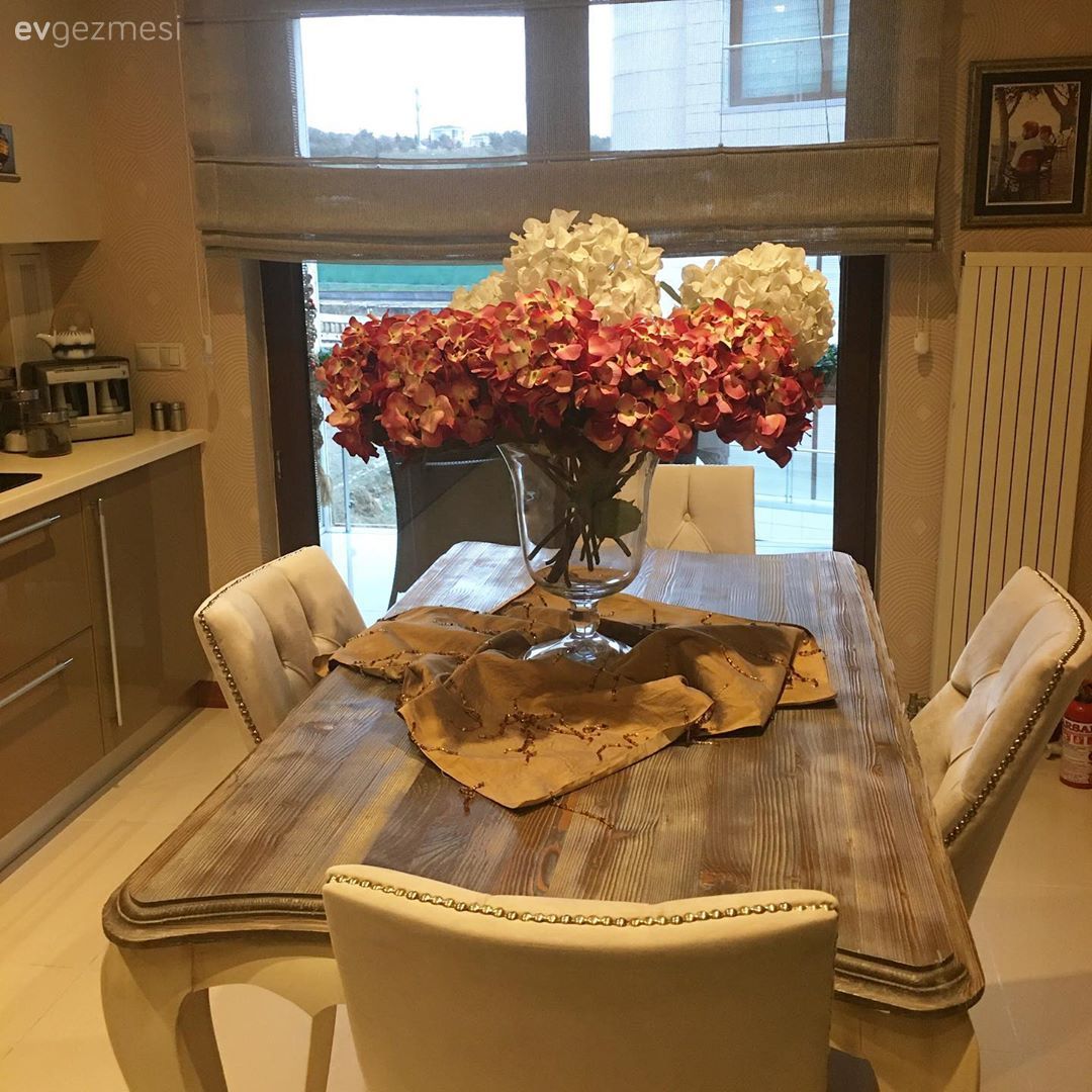 Country mutfak masası, Sandalye, Mutfak masası, Katlamalı perde, Perde, Mutfak perdesi, Vazo, Ev Aksesuar, Çiçekler