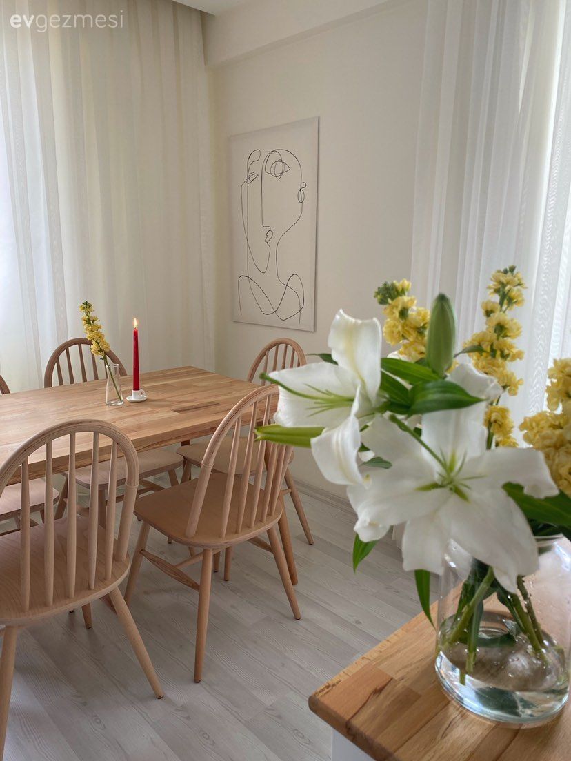Yemek Odası, İskandinav, Ahşap Mobilya, Sandalye, Yemek masası, Tablo, Duvar dekorasyonu, Tül perde, Perde, Beyaz, Krem, Vazo, Ev Aksesuar, Çiçekler
