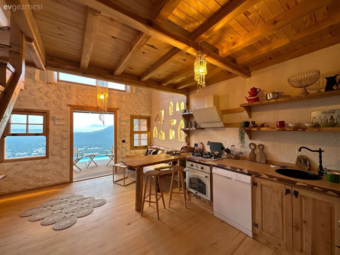 Ev Gezmesi: Her Noktasından Manzaraya Bakan Bir Kaş Evi!