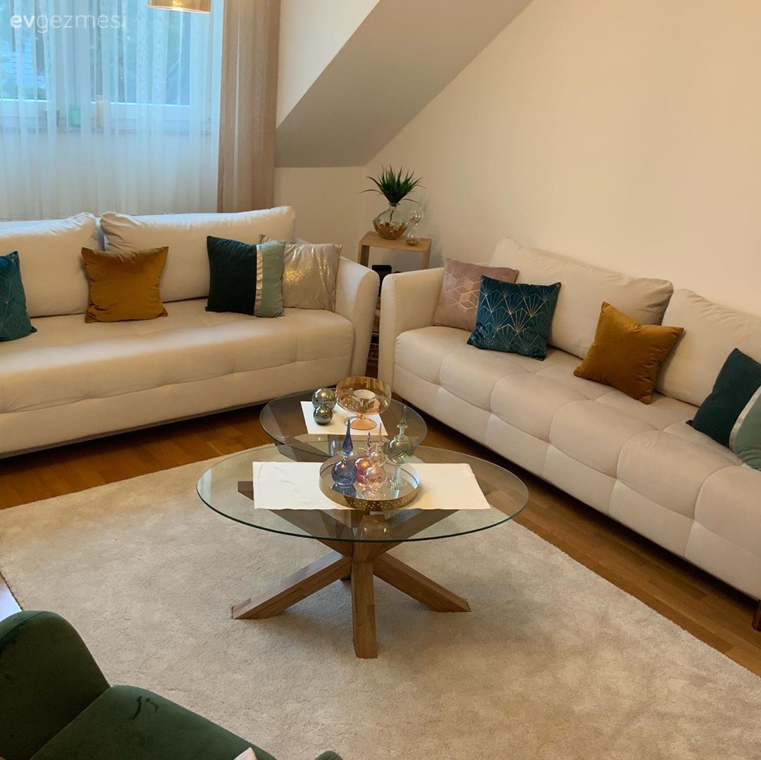 Salon, Zümrüt yeşili, Sarı, Krem, Koltuk takımı, Orta sehpa, Sehpa, Cam orta sehpa, Sehpa üstü aksesuarı, Ev Aksesuar, Tül perde, Perde, Halı, Salon halısı